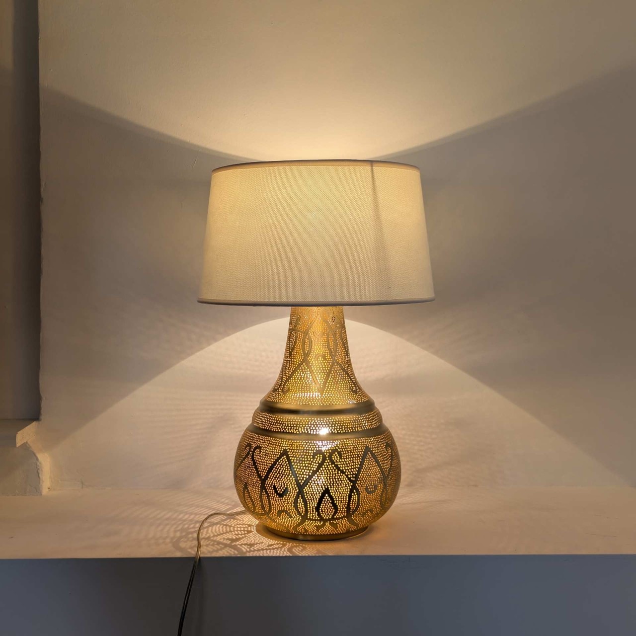Tischlampe Amiri Marutuna goldfarben Schirm Weiss Handwerk sweet mint