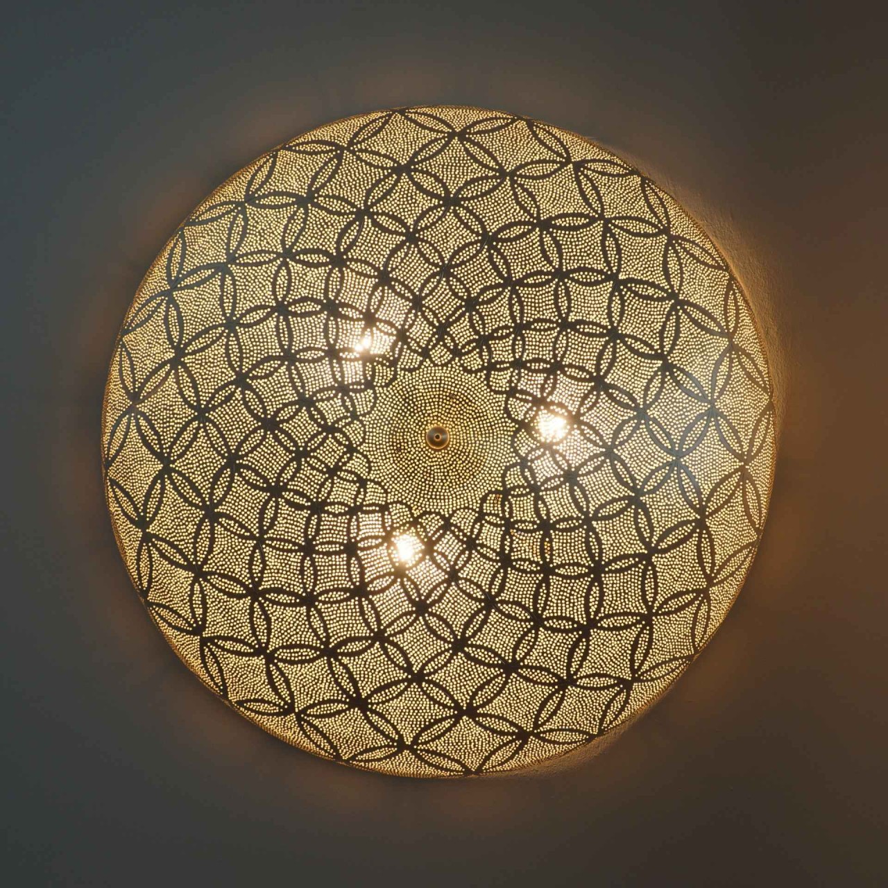Maraa Flower 80cm Versilbert: Orientalische Wandlampe in der Dunkelheit
