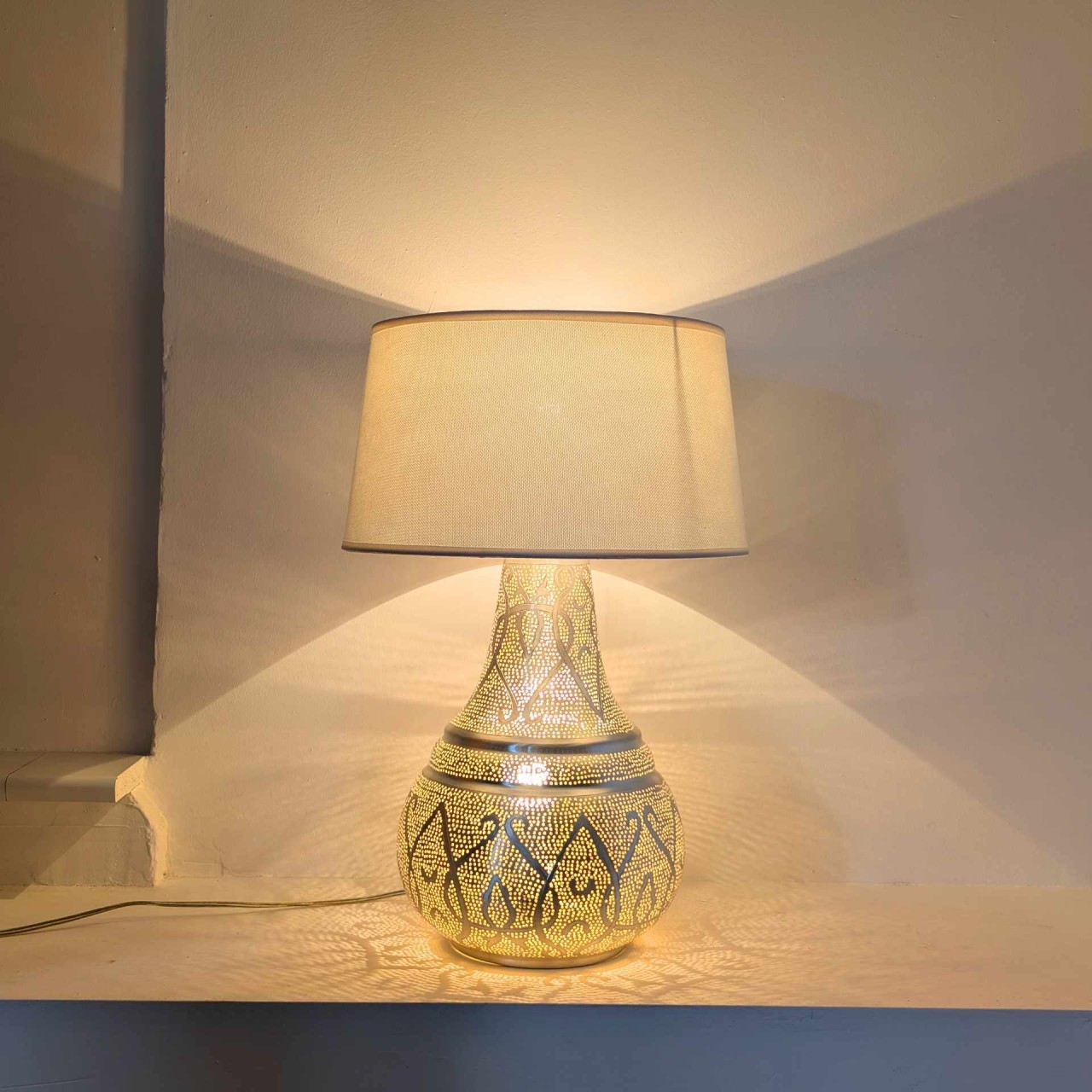 Tischlampe Amiri Marutuna versilbert Schirm Weiss Handwerk sweet mint