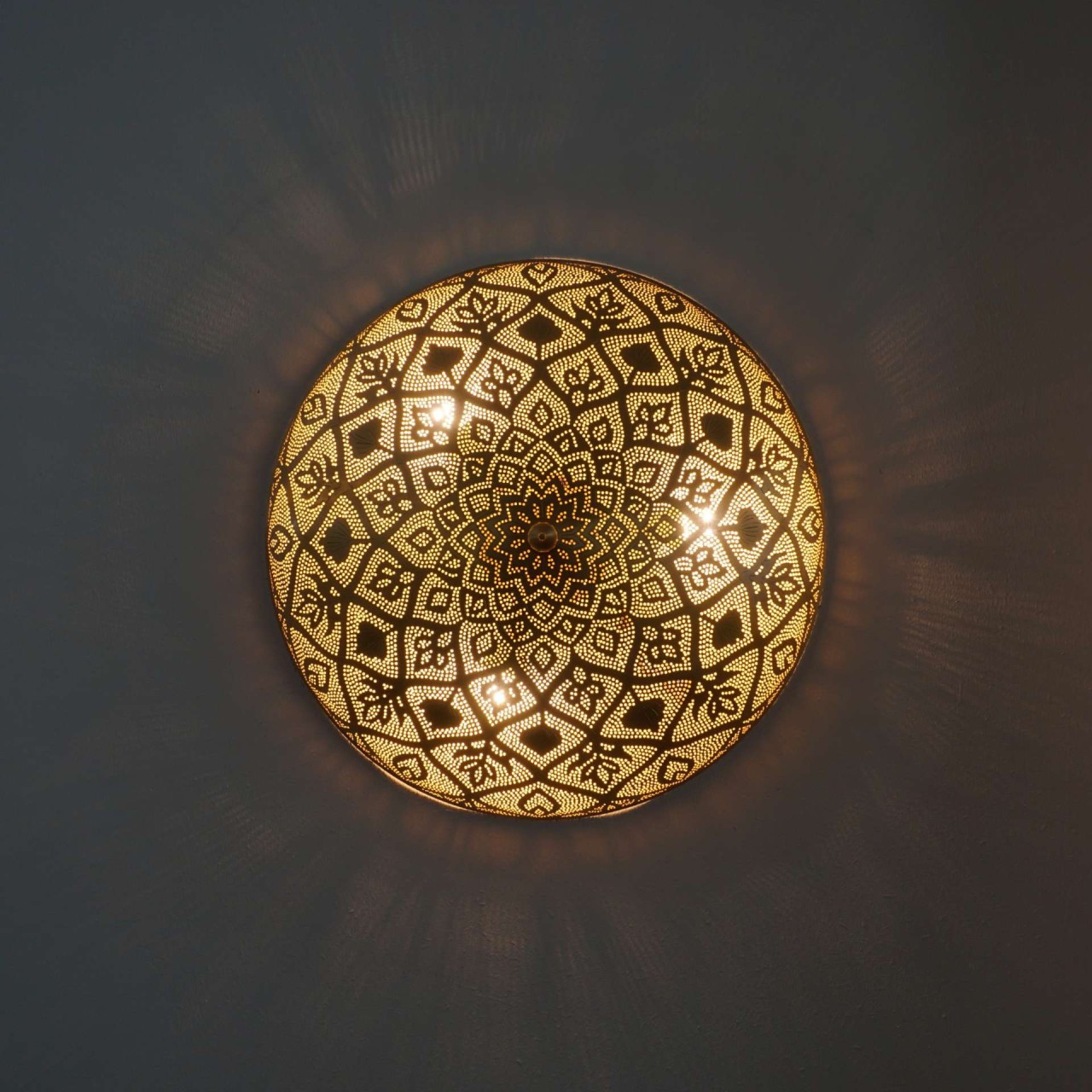 Maraa Mandala 50cm Gold - Orientalische Wandlampe eingeschaltet, Handgefertigt